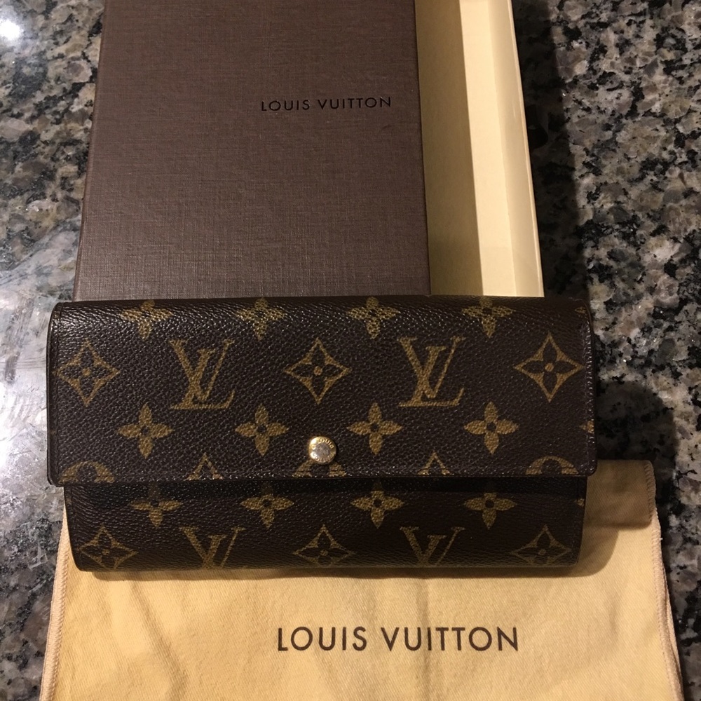 Louis Vuitton Sarah Wallet with dust bag and box.